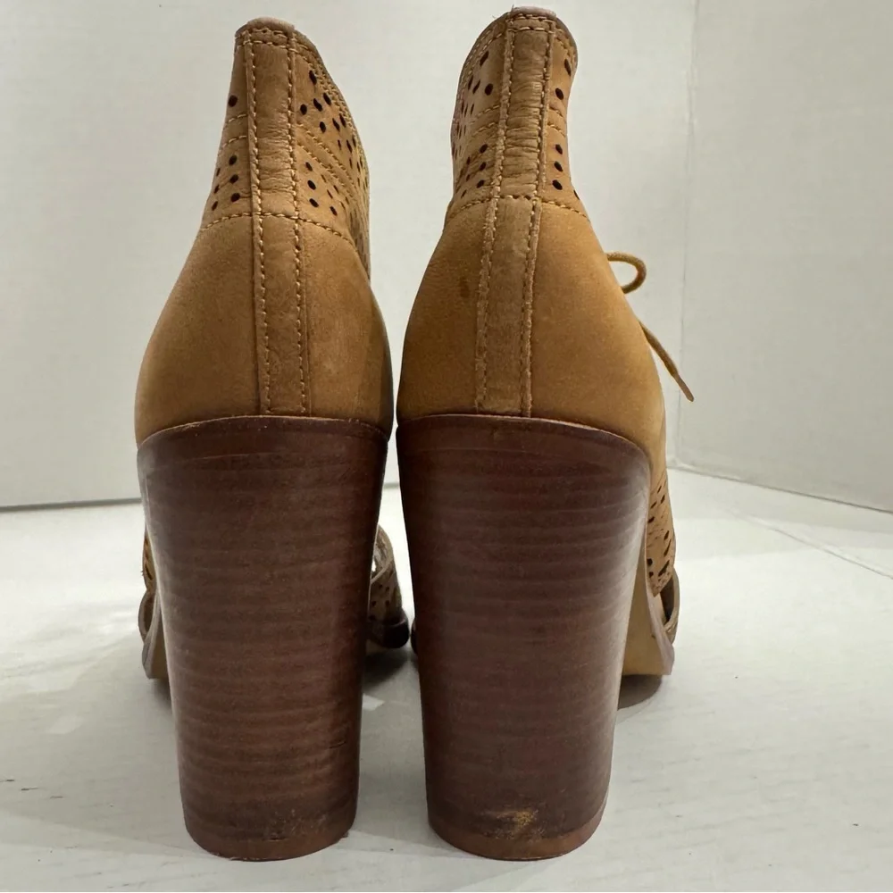 Gianni Bini Gypsie Daze 6M Tan Brown Open Toe Eyelet Lace Up Block Heel Sandals